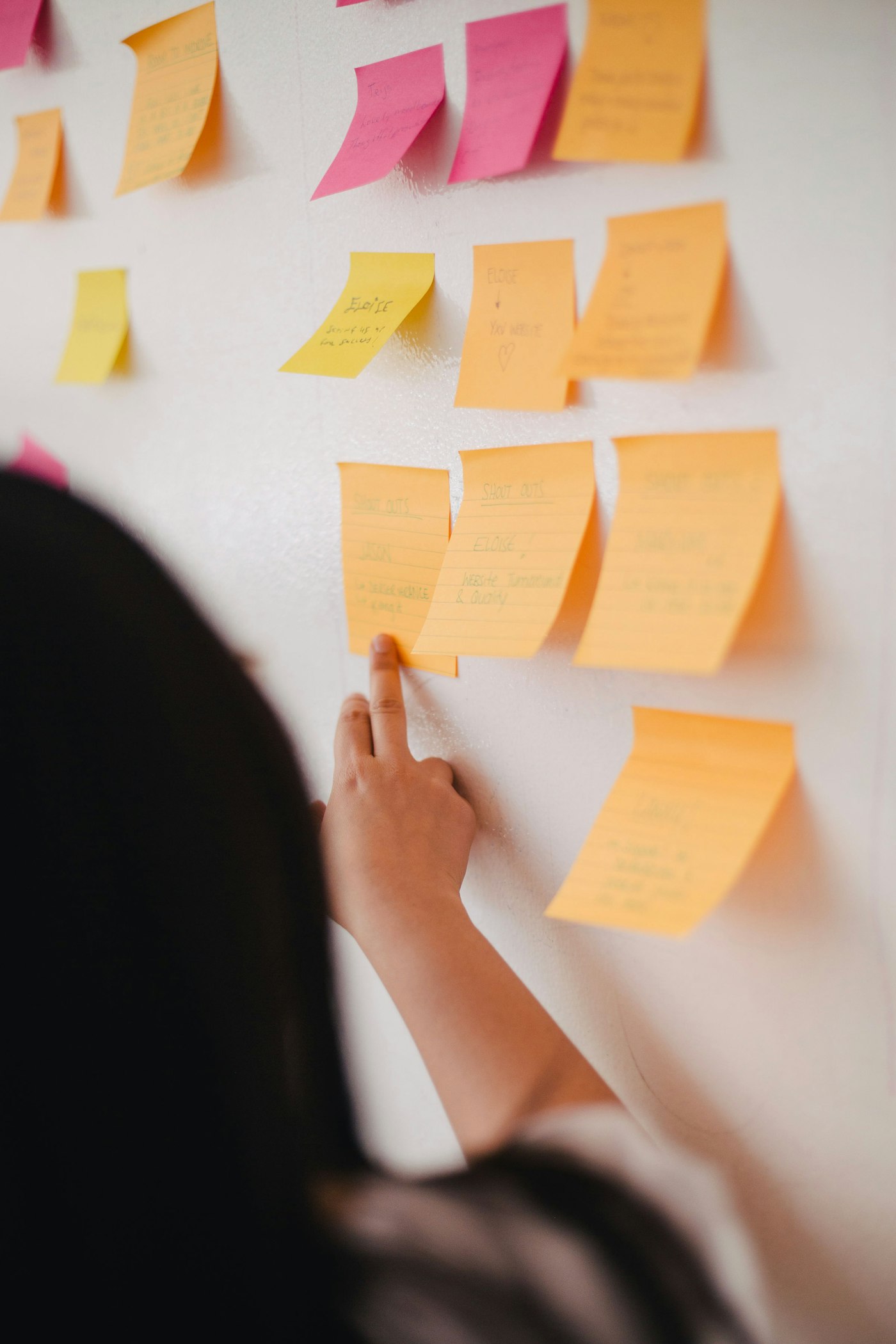strukturierte notizen an der wand